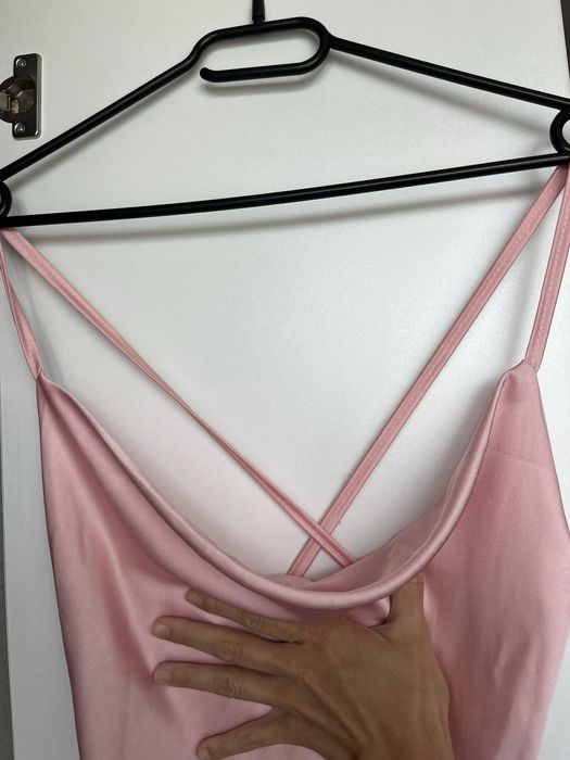 Розова сатенена рокля