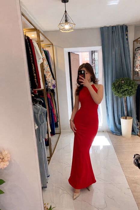 красивое красное платье