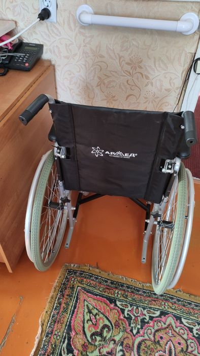 Продам новую инвалидную коляску