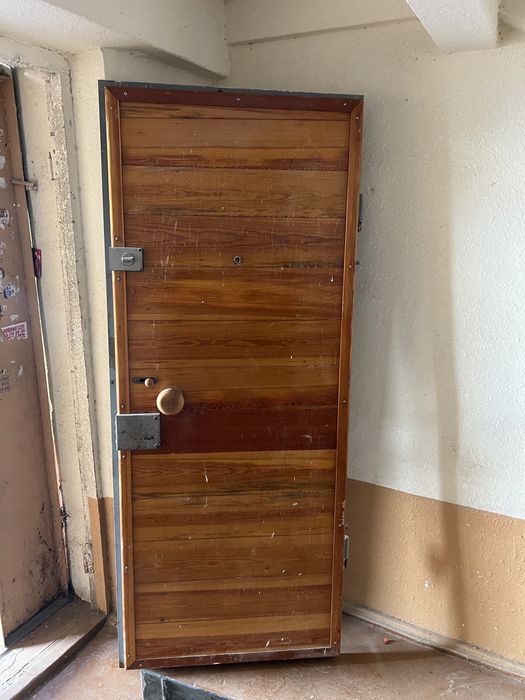 Srochno baqvat eshik sotiladi