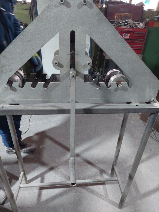 Машина за огъване на профилни тръби