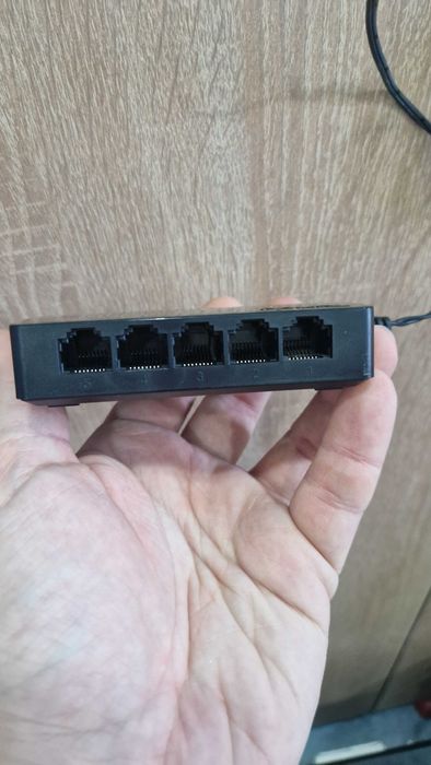 Vand Lot 2 switch Gigabyt 5 porturi foarte mici !! CA NOI !! la 100lei