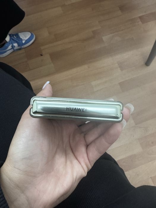 Huawei nova flip