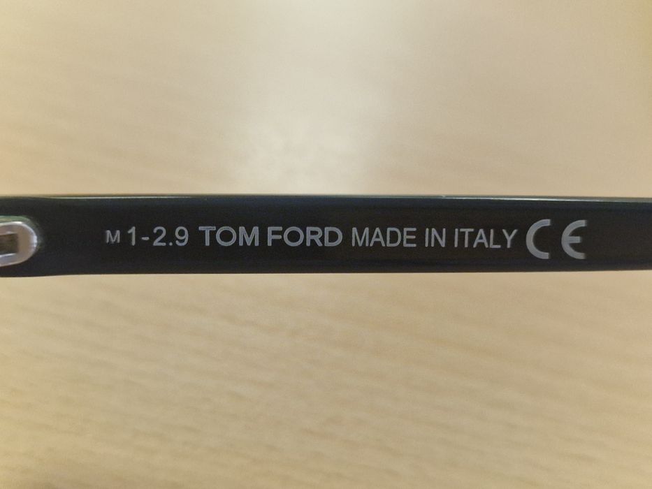 Продавам очила Tom Ford, Burton ,с оригинални документи, калъф и кърпичка, авиатор стил