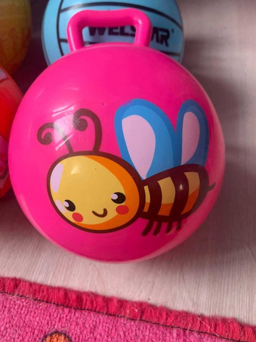 Футболни, баскетболни и волейболни топки.