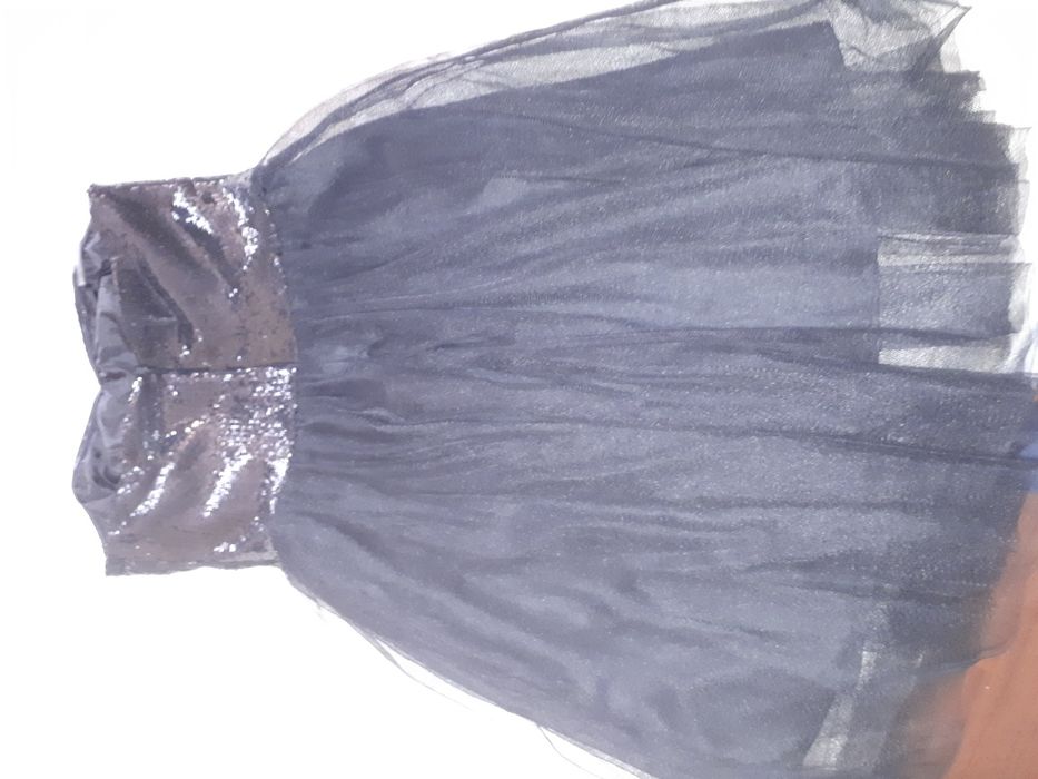 Продавам парти рокля MOHITO номер 40