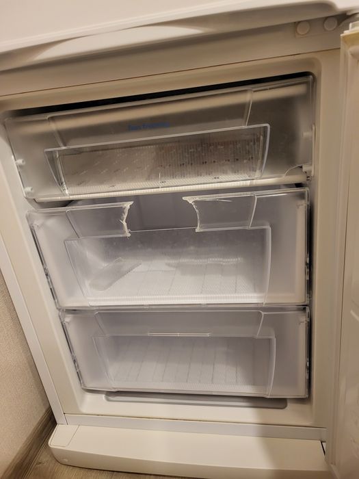 Продам холодильник Indesit 185см