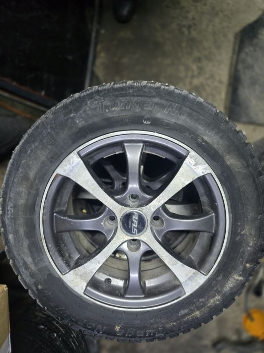 Продам титанки с шинами от ваза размер 14/65/185 шины новые