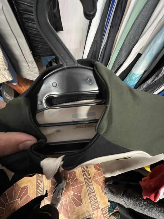 Продавам яке на TOMMY HILFIGER и две елечета на найк