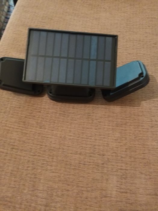 Lampă solară  cu senzori.