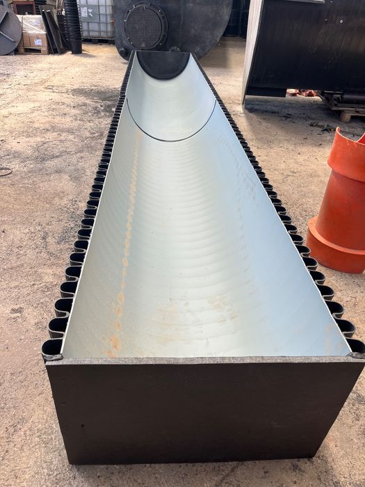 Хранилки и поилки за животни