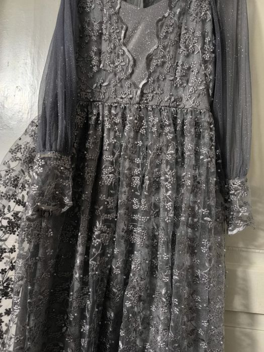 Oqshom koʻylagi 1 martta toʻyimda kiyganman judayam sifatli tikilgan