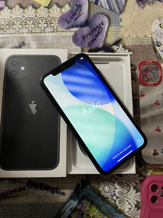 Vand iphone 11 , baterie 75 ,64GB , plus invarcator si 8 huse cadou 800 de lei negociabil