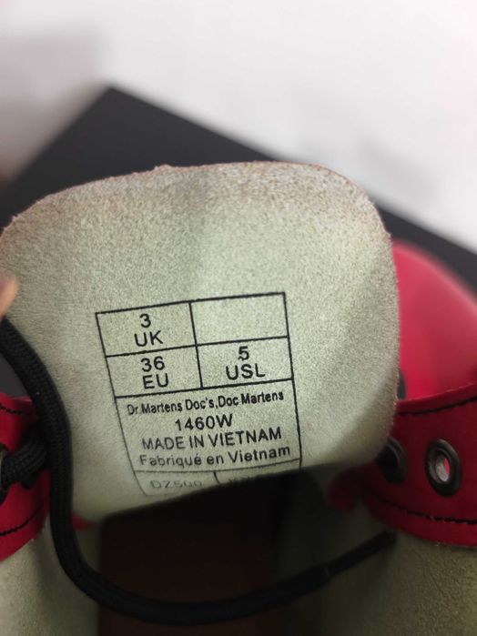Bocanci Dr. Martens noi. Pretul la jumatate fata de cel de magazin.