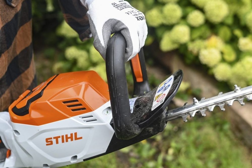 Аккумулятлрный кусторез STIHL HSA 60
