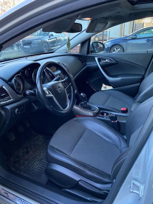 Vând Opel Astra j 2010
