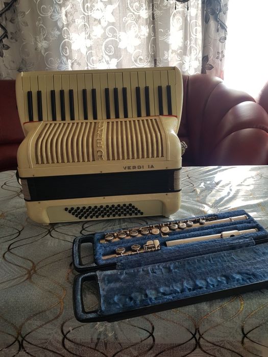 Vand acordeon hohner și flaut yamaha