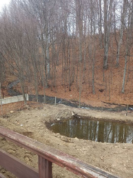 Vand 2 cabane la munte