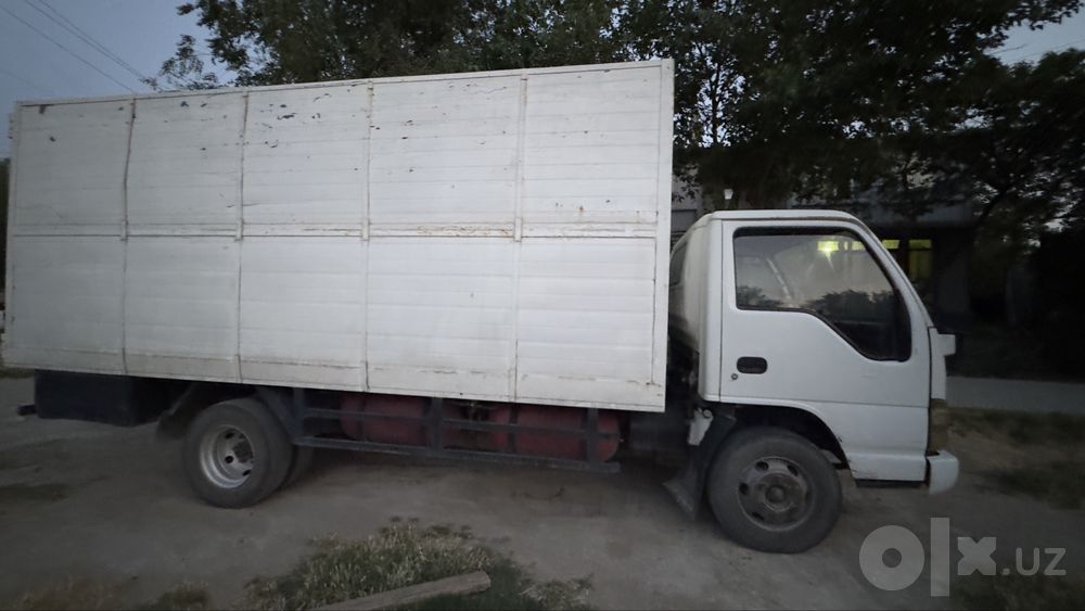 Isuzu 2008 yurib turgan mashina