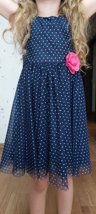 Продам нарядное платье на девочку  6-8 лет