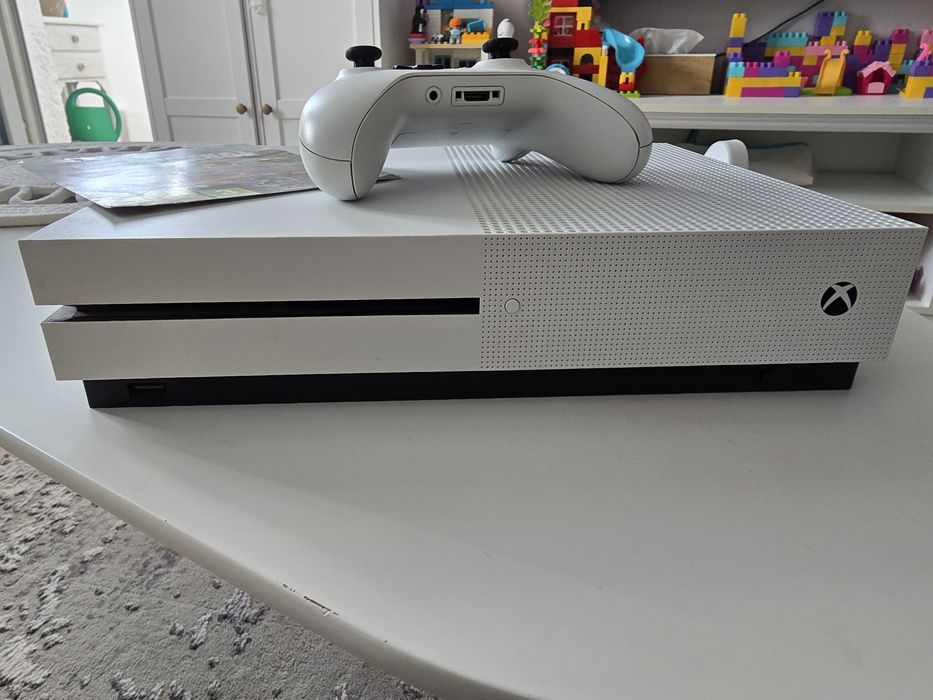 XBOX  one 1 tb .
