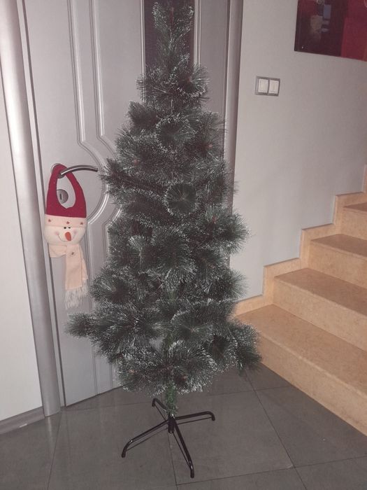 Красива гъста изкуствена елха , висока 150 см