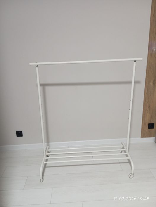 Металлическая вешалка