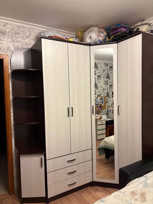 Угловой шкаф в комнату