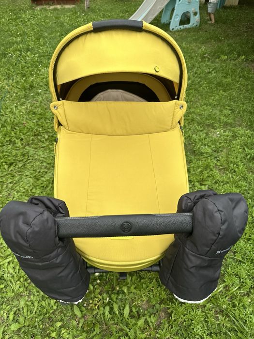 Cybex Priam 4 Platinum с тапицерия в свежия вариант Mustard Yellow