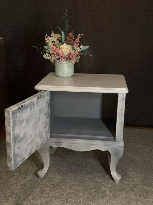 Noptiera vintage din lemn, reconditionata