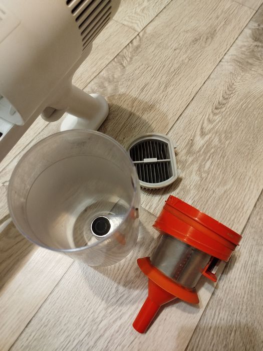 Пылесос вертикальный