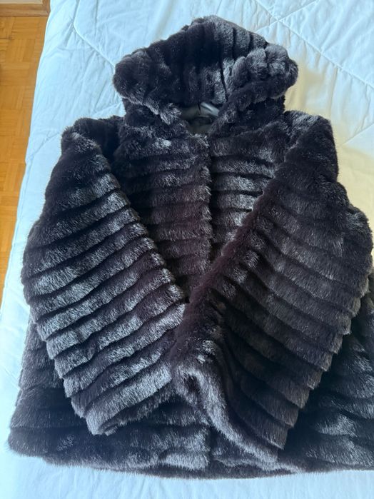 Дамско късо черно палто, с качулка - като ново