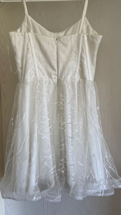 Бяла празнична рокля