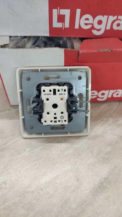 Ключ за стълбищтно осветление legrand БУТОН CARIVA КРЕМ С РАМКА