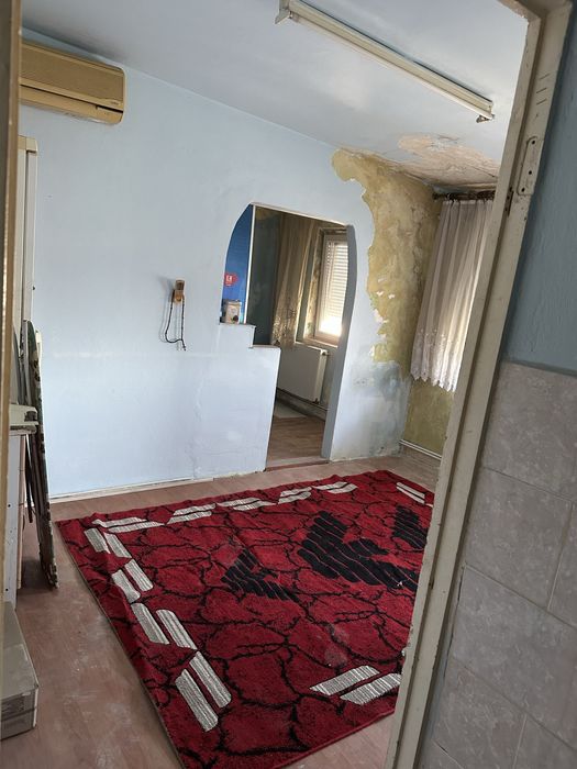 Vând apartament cu 3 camere  etaj 4