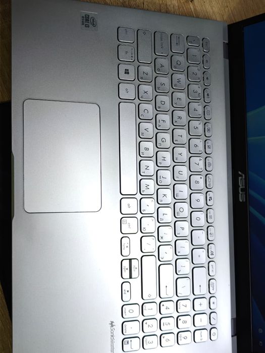 Ноутубк asus i3/8gb/ssd