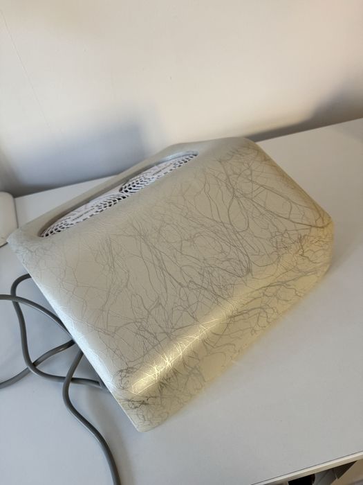 Aspirator praf unghii