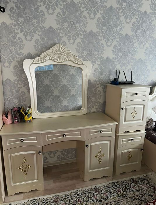 Комод с зеркалом , 2 тумбочки