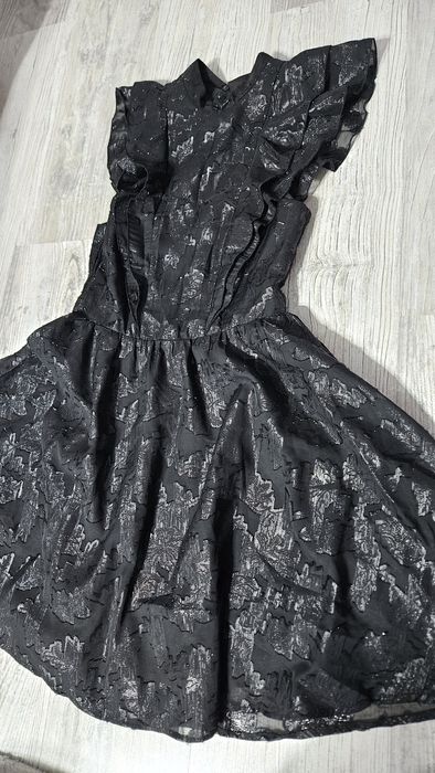 Блестяща черна рокля