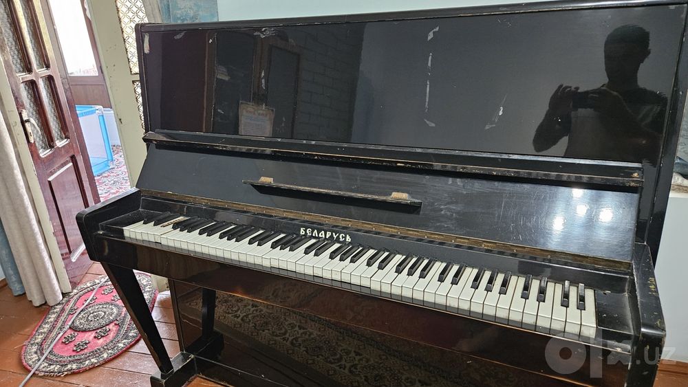 Qora Belarus pianino