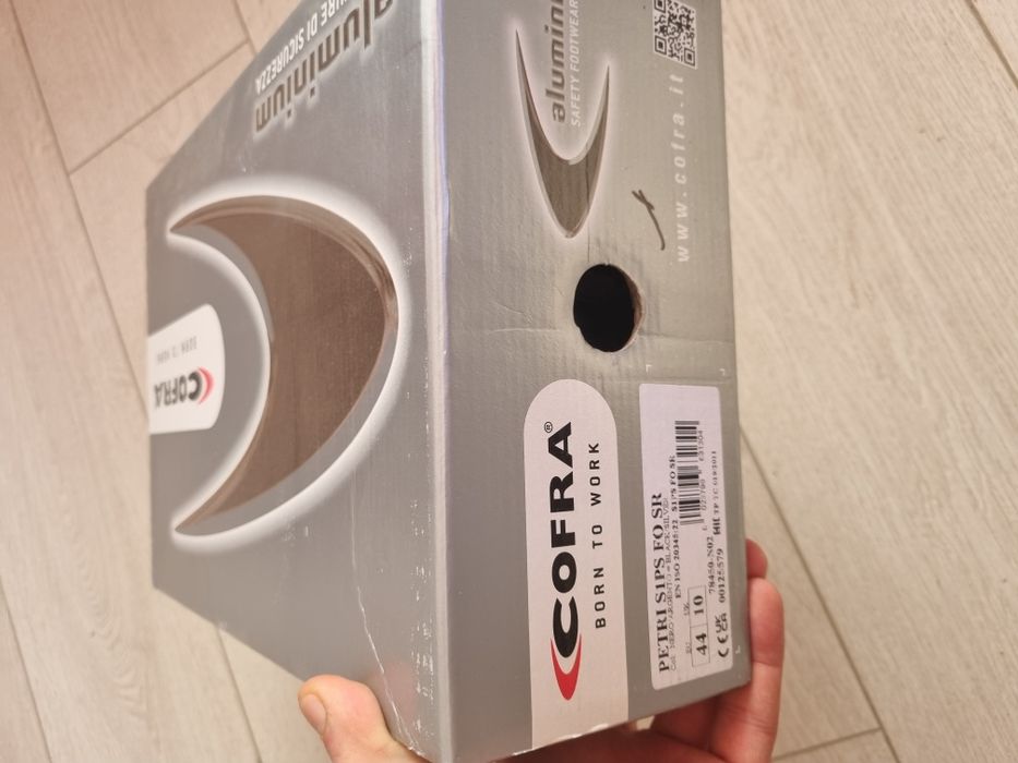 Pantofi si bocanci protectie, noi, in cutie