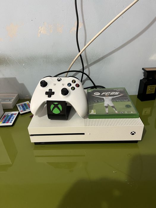 xbox one white de 1 tera cu 2 controlere  sau schimb cu ip 15 pro max