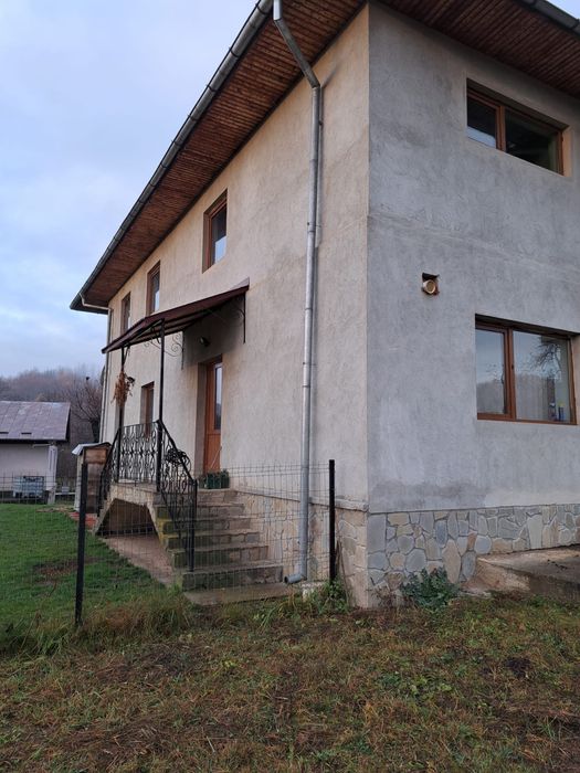 Casă spațioasă la vânzare – 4000 mp teren, 400 mp construiți.