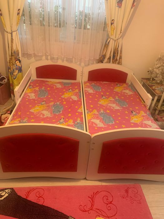 Vând două paturi pentru fetițe