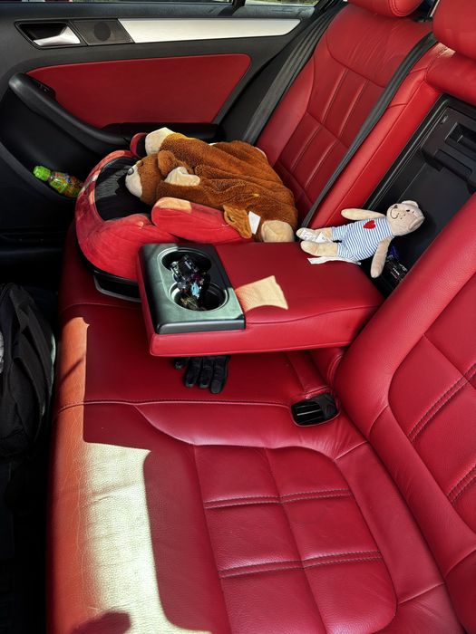 VW Jetta hybrid 177cp piele rosie