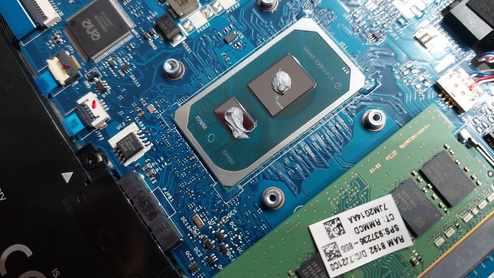 15.6" като нов лаптоп HP 250 G8 8GB RAM  256GB SSD Core i5-1135G7