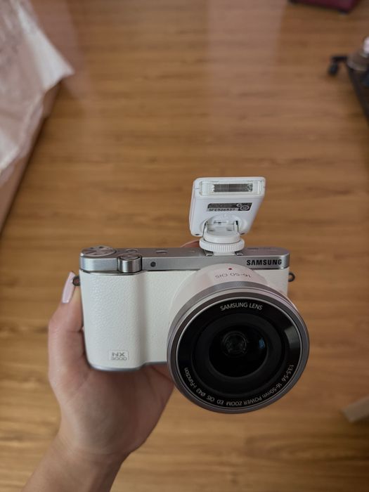 Aparat foto Mirrorless Samsung NX3000 Alb + Obiectiv 16-50mm + Bliț Extern | Stare Excelentă