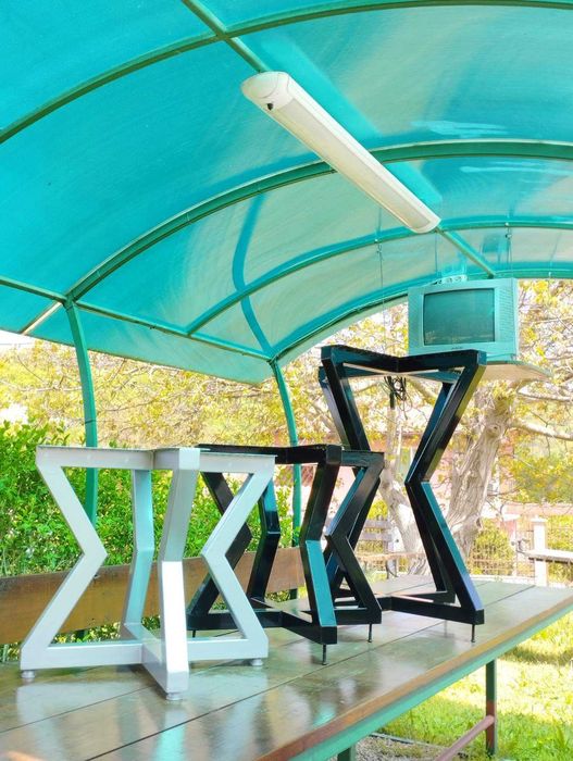 Метални крака маса