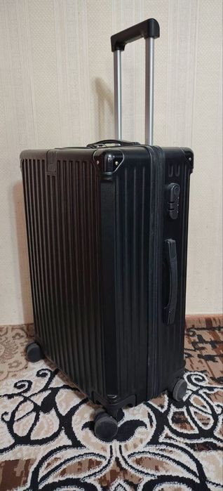 Чемодан пластиковый большой