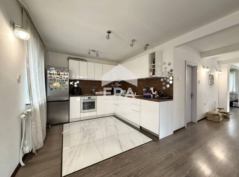 Продава се Къща в София, Княжево - 300 кв.м за 2000 €/кв.м - Снимка #3